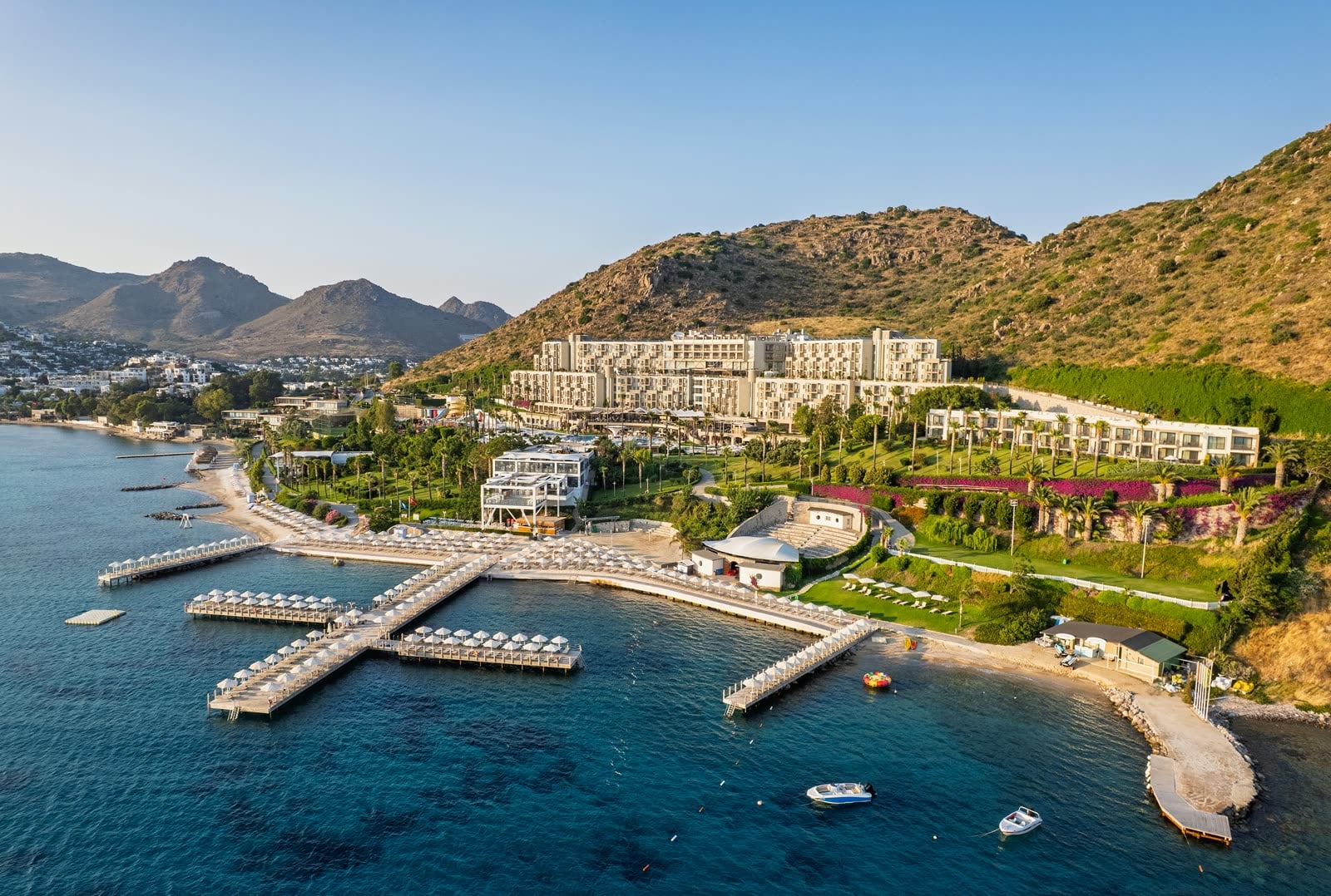 Kefaluka Resort'un Akyarlar kıyısındaki genel görünümü